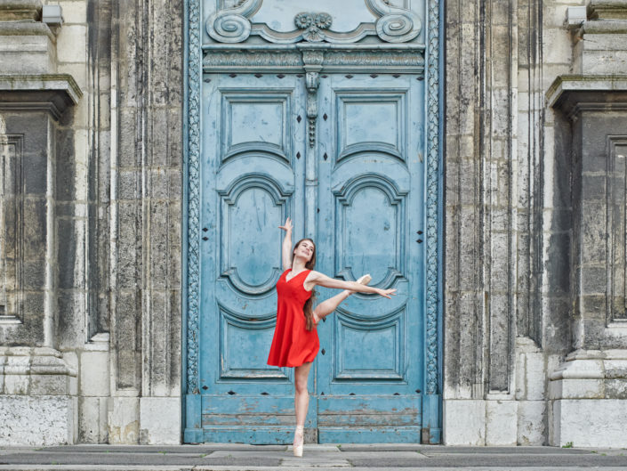 Danseuse classique sur pointe devant l'Église de Saint-Just