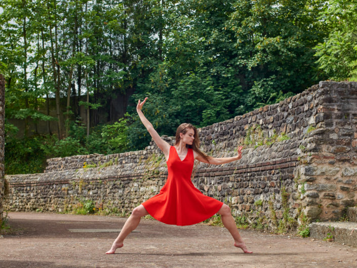 Danseuse Classique Marie Ange robe rouge au théâtre antique de Lugdunum à Lyon