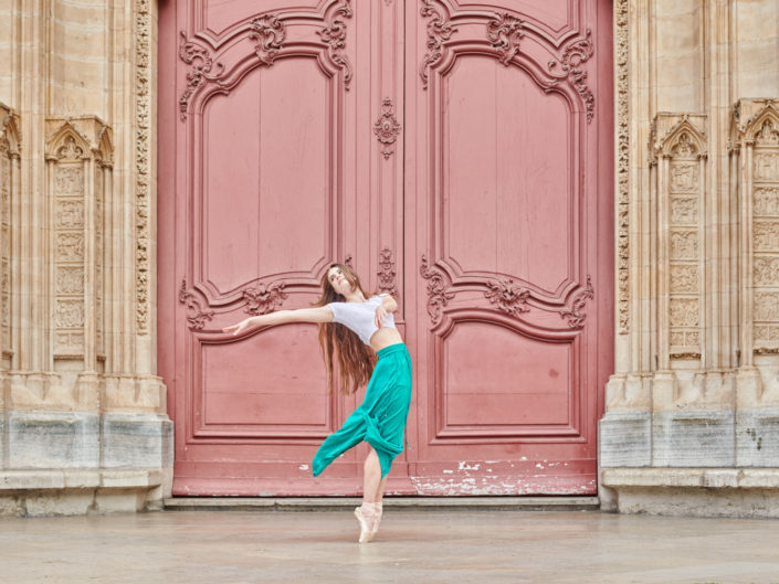 danseuse devant la grande porte cathédrale St Jean à Lyon