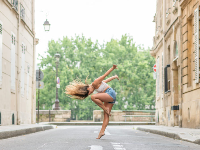 danseuse donnant du mouvement aux cheveux dans une rue parisienne sur l'ile saint louis