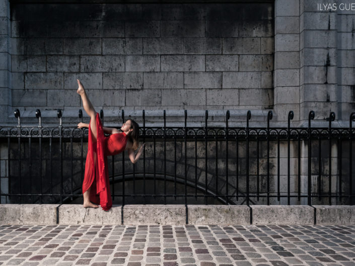 danseuse avec une robe rouge grille de l'église du sacré coeur