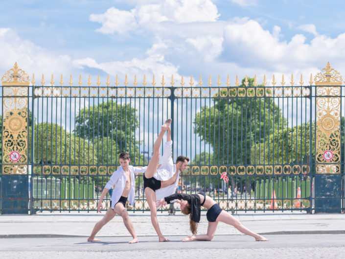 trio de danseurs davant les grilles du jardin des tuileries à paris