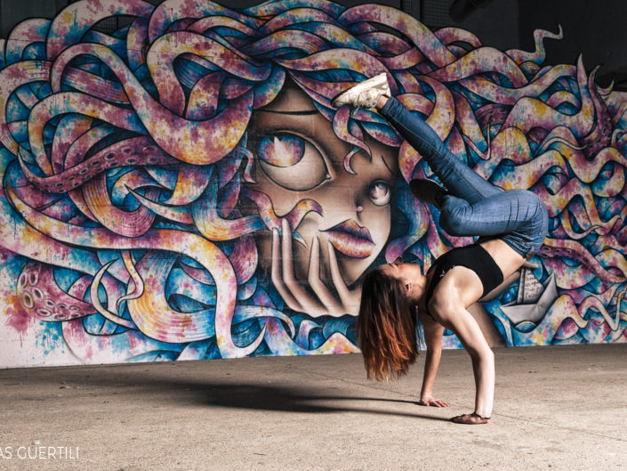 danseuse hiphop effactuant un freeze à la cité de la mode de paris