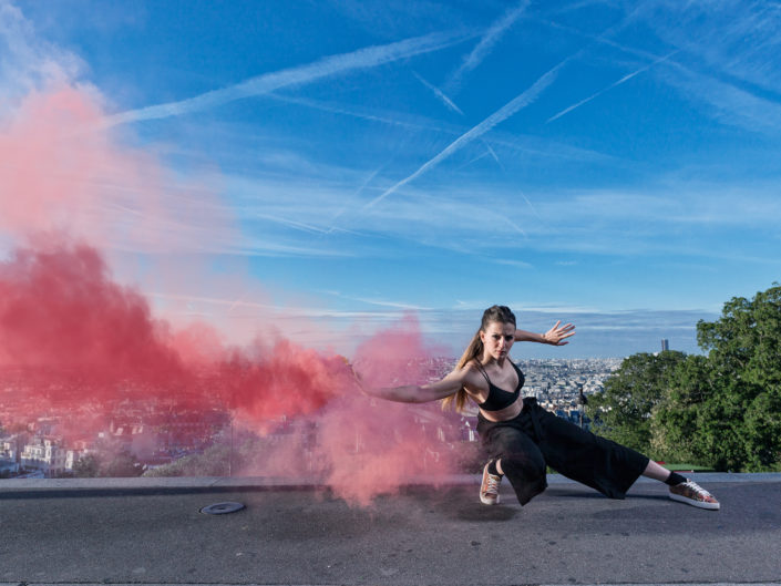 danseuse elodie leborgne avec un fumigene rouge en haut des marches de montmartre