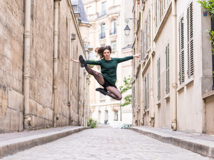 saut dans une rue pietonne parisienne