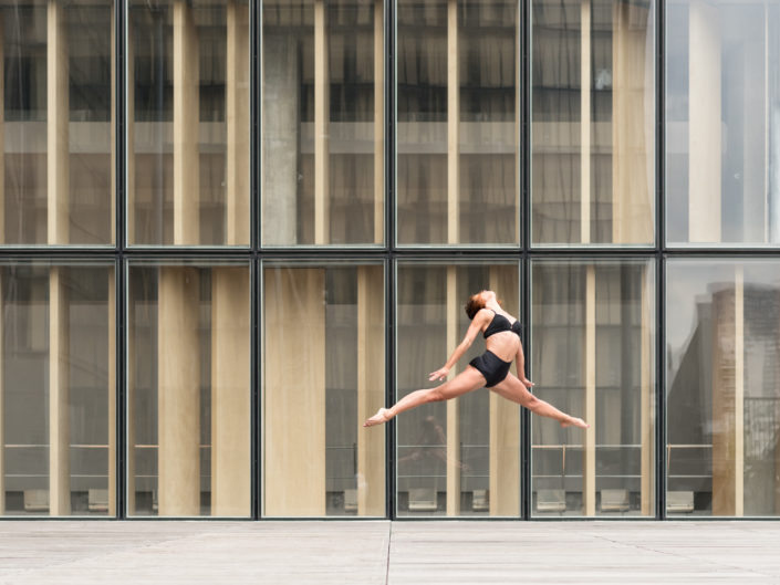 danseuse sautant devant le batiment de la bibliotheque francois mitterrand