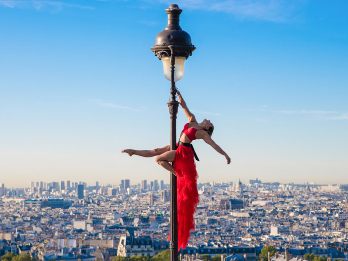danseuse aerienne sur un reverbere parisien