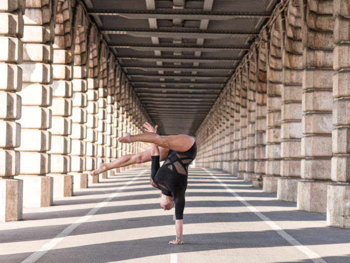 gymnaste effectuant un handstand sur le pont de becy