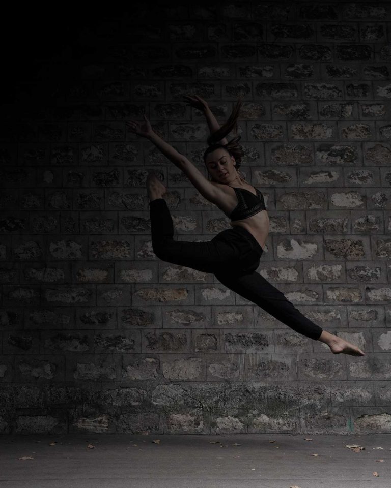 tirage vente danseuse saut devant un mur pierre vers la gare de bercy