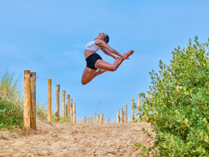 Danseuse en short saute sur une plage vendéenne