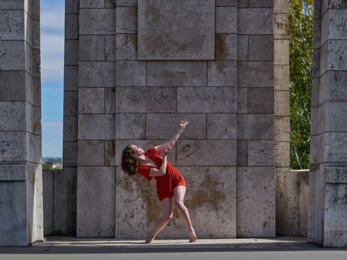 Danseuse contemporain sur le pont neuf à paris