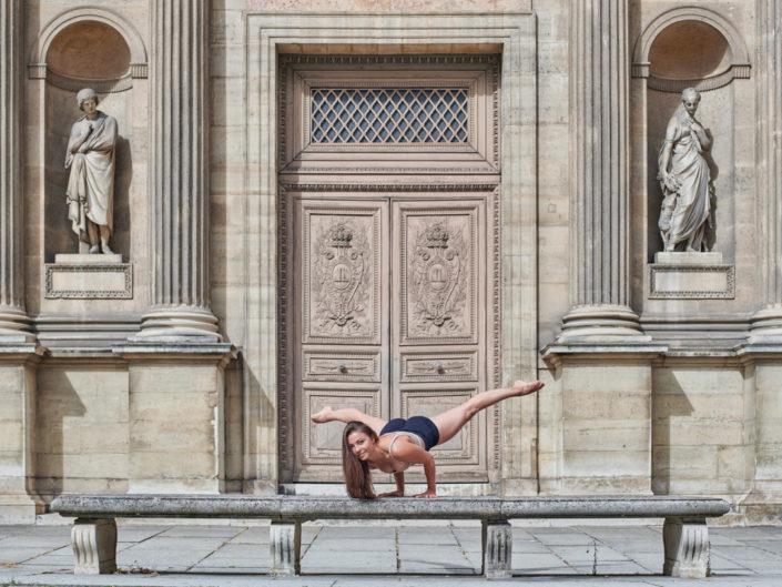 Danseuse contemporain en equilibre au carré du louvres à paris