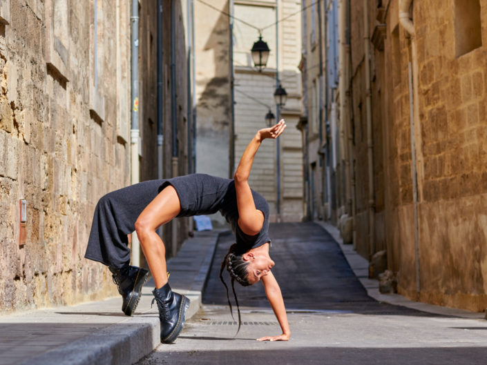 Danseuse contemporain en pont dans une ruelle de Montpellier