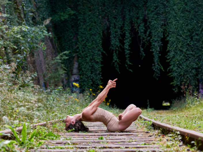 yogi sur la petite ceinture voie ferrée abandonnée à paris