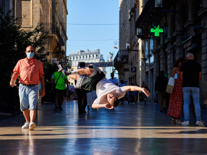 Danseur hiphop en acrobatie rue sainte catherine à bordeaux