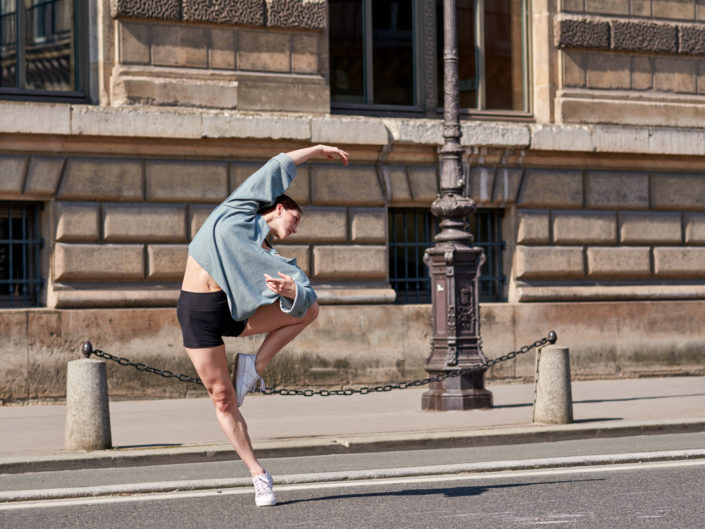 Danseuse contemporain qui danse à rue de rivoli à paris