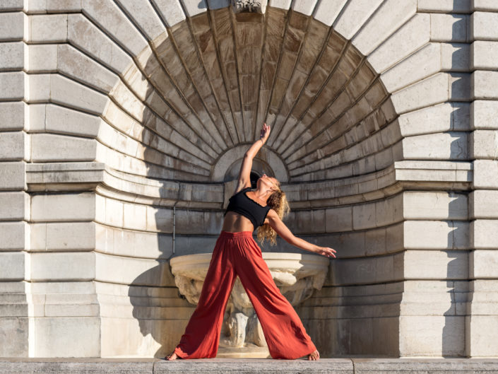 Danseuse contemporain à la fontaine du sacré coeur à montmartre à paris