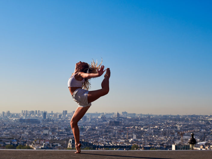 Danseuse contemporain en arabesque devant le sacré coeur à montmartre à paris