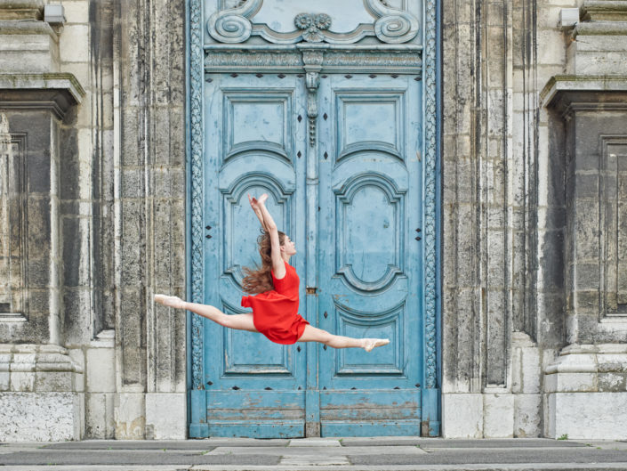 Danseuse classique saut devant l'Église de Saint-Just