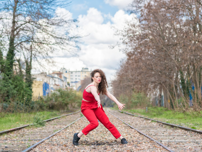 danseuse en combi rouge sur la petite ceinture à paris