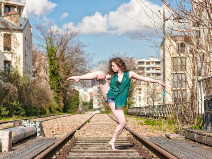 danseuse avec un chemisier vers sur la petite ceinture à paris