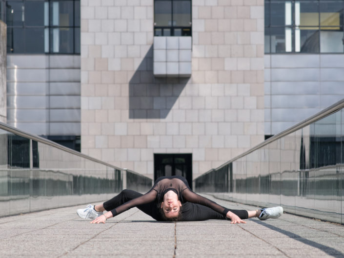 danseuse habillé de noir effcetuant un écart à la cité des sciences de paris