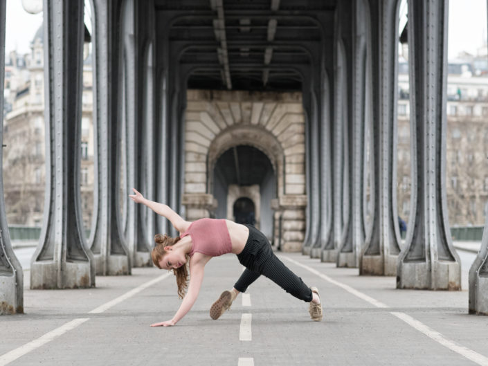 danseuse sous le pont aerien du métro de birhakeim