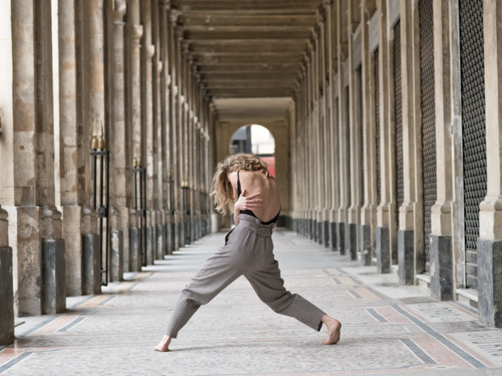 danseuse vu de dos sous les galeries du jardin de palais royal