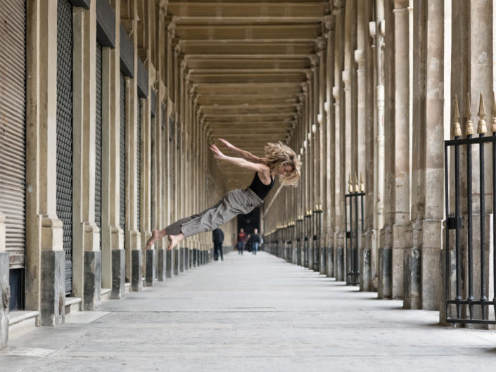 Danseuse effectuant un saut donnant l'impression d'être en lévitation