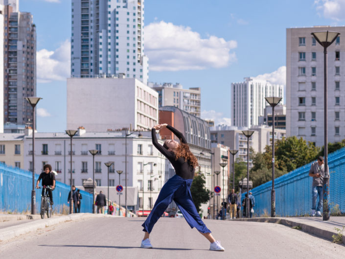 danseuse Winona sur le pont routier vers le 104