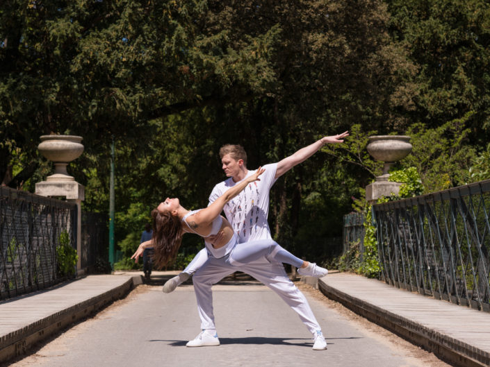 duo de danseurs effactuant un porté sur un pont de l'ile des amoureux