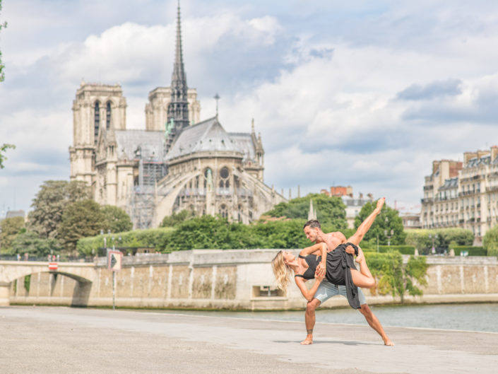 duo de danseurs effactuant un porté devant notre dame de paris