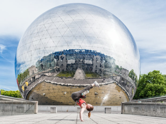 danseuse hiphop effectuant un freeze devant la geode