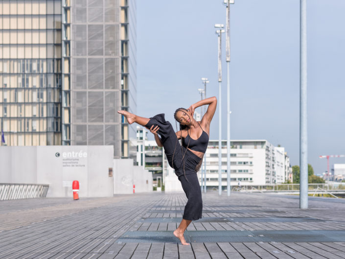 danseuse sur le parvis de la bibliotheque francois mitterrand