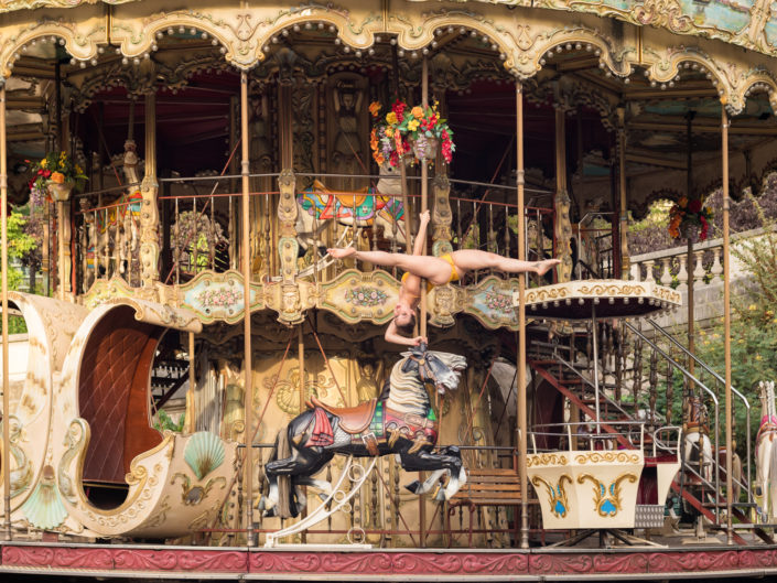 pole danseuse sur un manege parisien