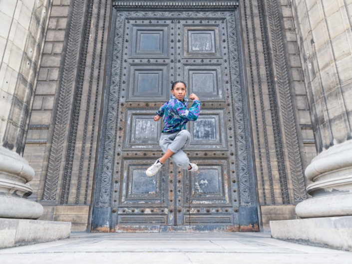 danseuse qui saute devant la grande porte de la madeleine