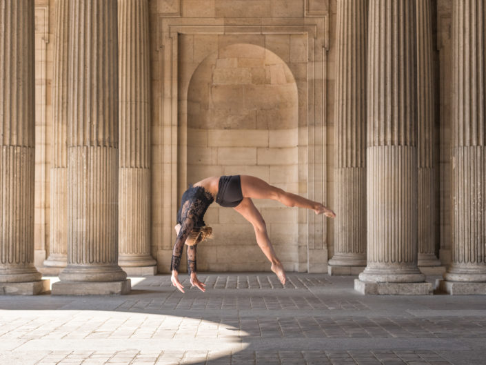 gymnaste effectuant un salto arriere au carre du louvre