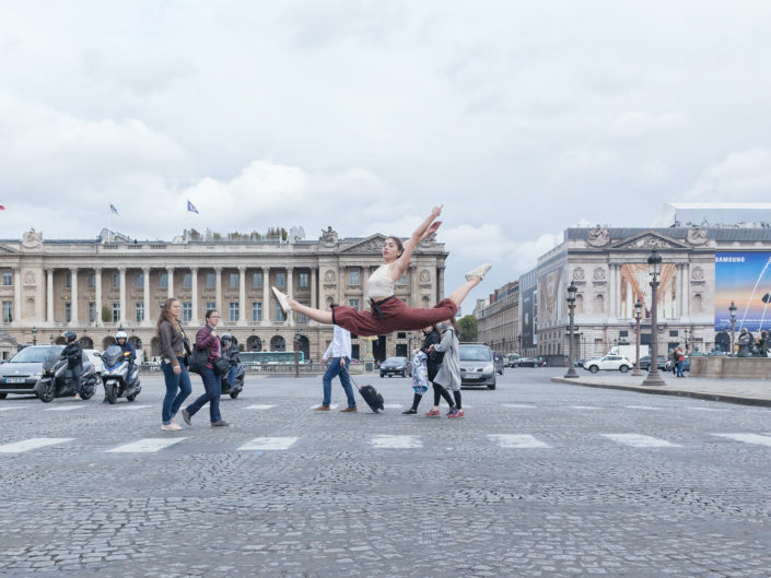 saut sur un passage pieton vers la concorde