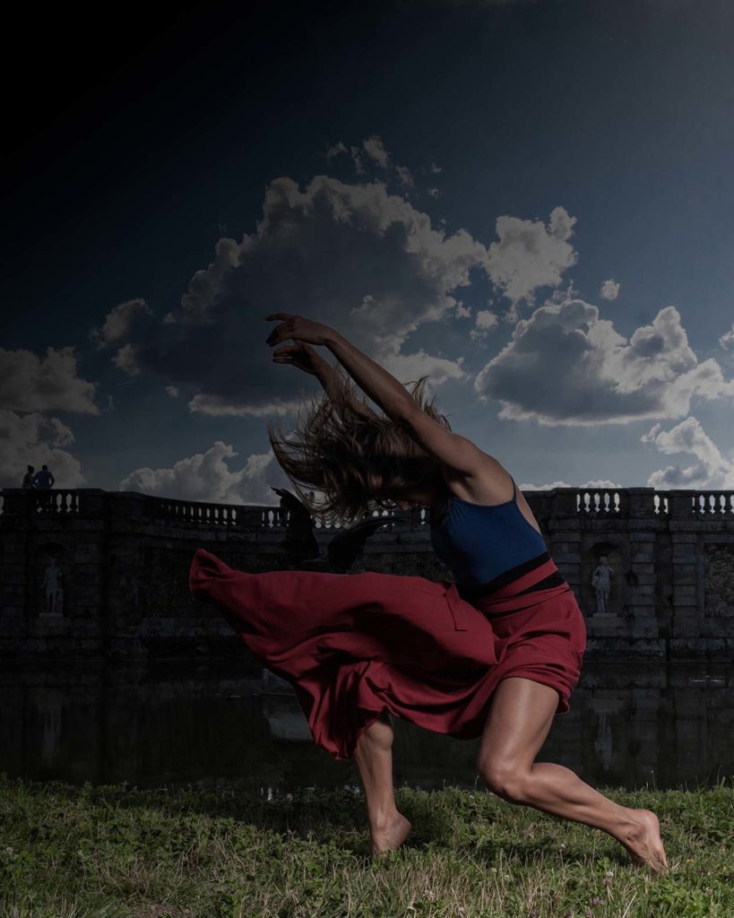 tirage vente Danseuse justaucorps bleu jupe rouge en mouvement devant le chateau de fontainebleau