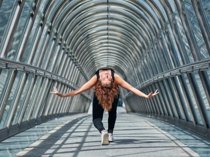 streetdanseuse en cambré dans le dragonbridge