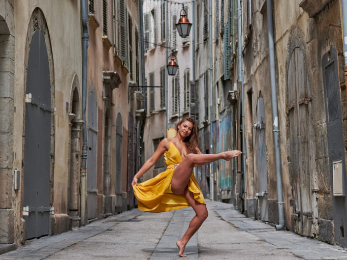 Danseuse contemporain dans une ruelle du vieux toulon