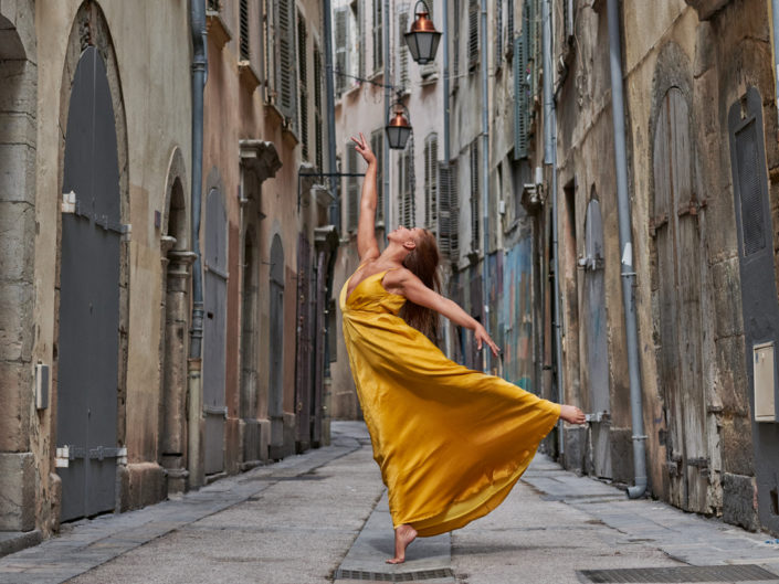 Danseuse en robe jaune dans une ruelle du vieux toulon