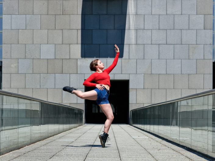 Danseuse contemporain sur pointe à la cité des sciences à paris