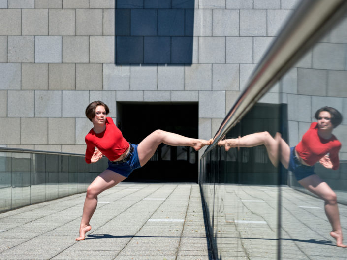 Danseuse contemporain en ecart à la cité des sciences à paris