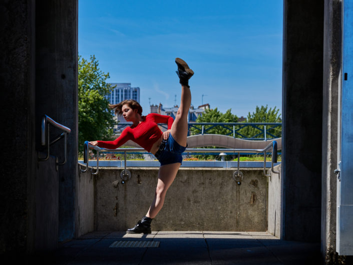 Danseuse contemporain en battement à la cité des sciences à paris