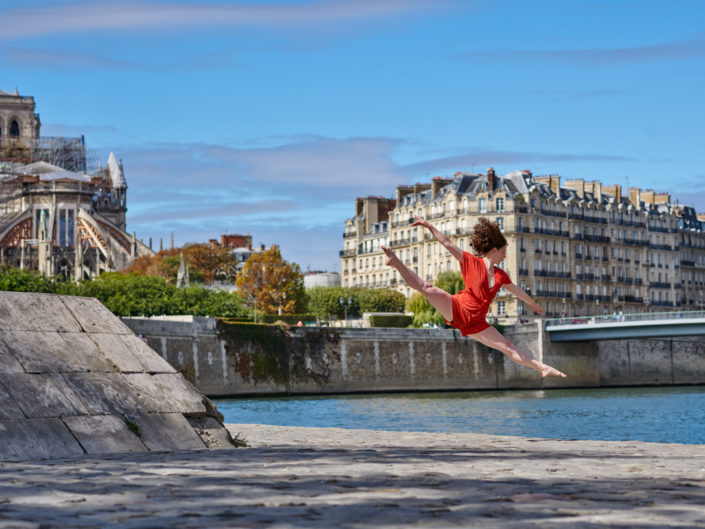 Danseuse contemporain saute sur les quais de seine à paris