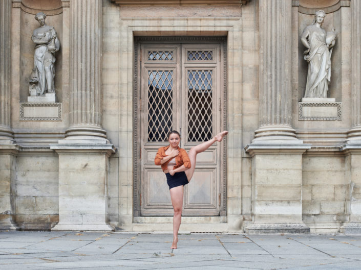 Danseuse contemporain sur pointe au carré du louvres à paris