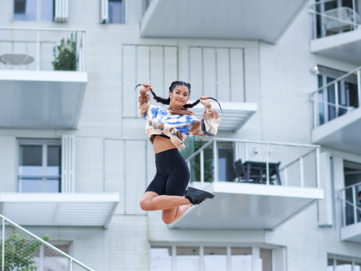 Danseuse contemporain saute devant l'arbre blanc à montpellier