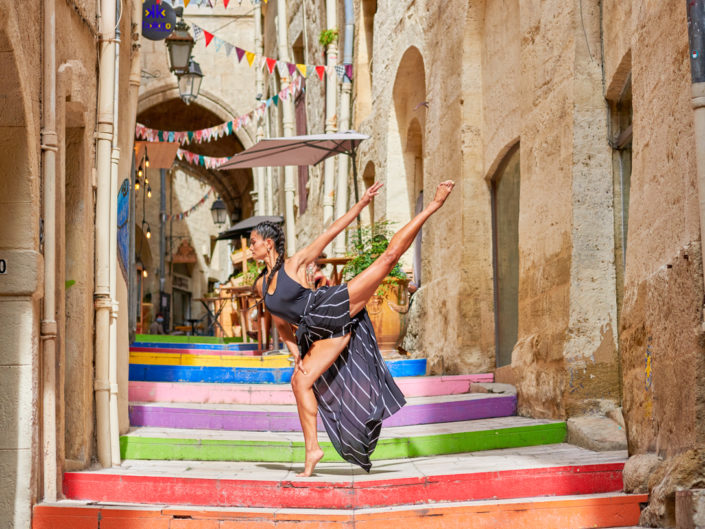 Danseuse contemporain sur pointe dans une ruelle de Montpellier