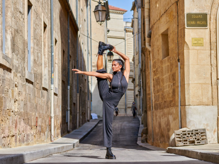 Danseuse contemporain en equilibre sur une jambe à Montpellier